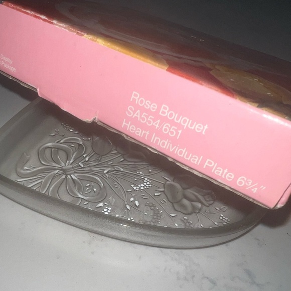 Heart-Shaped Plate with Floral Design - Picture 7 of 11